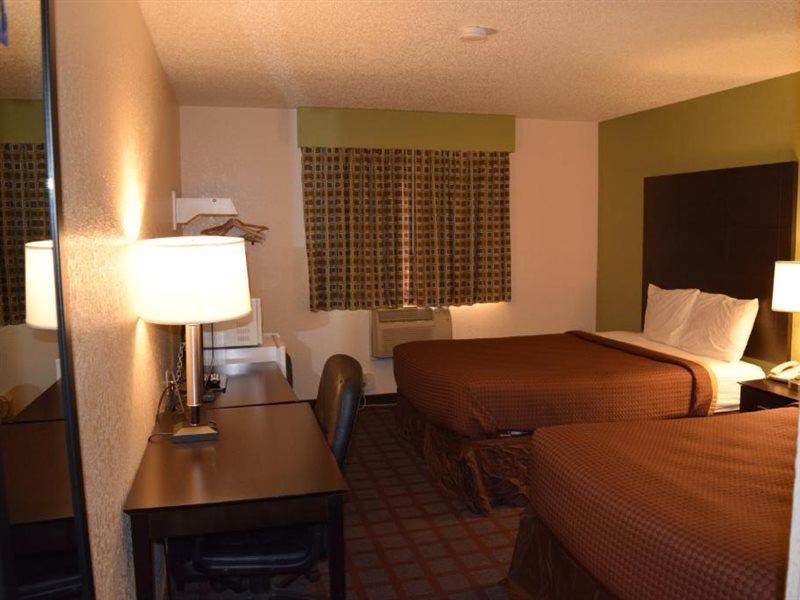 Super 8 By Wyndham Saginaw Motel Exterior foto