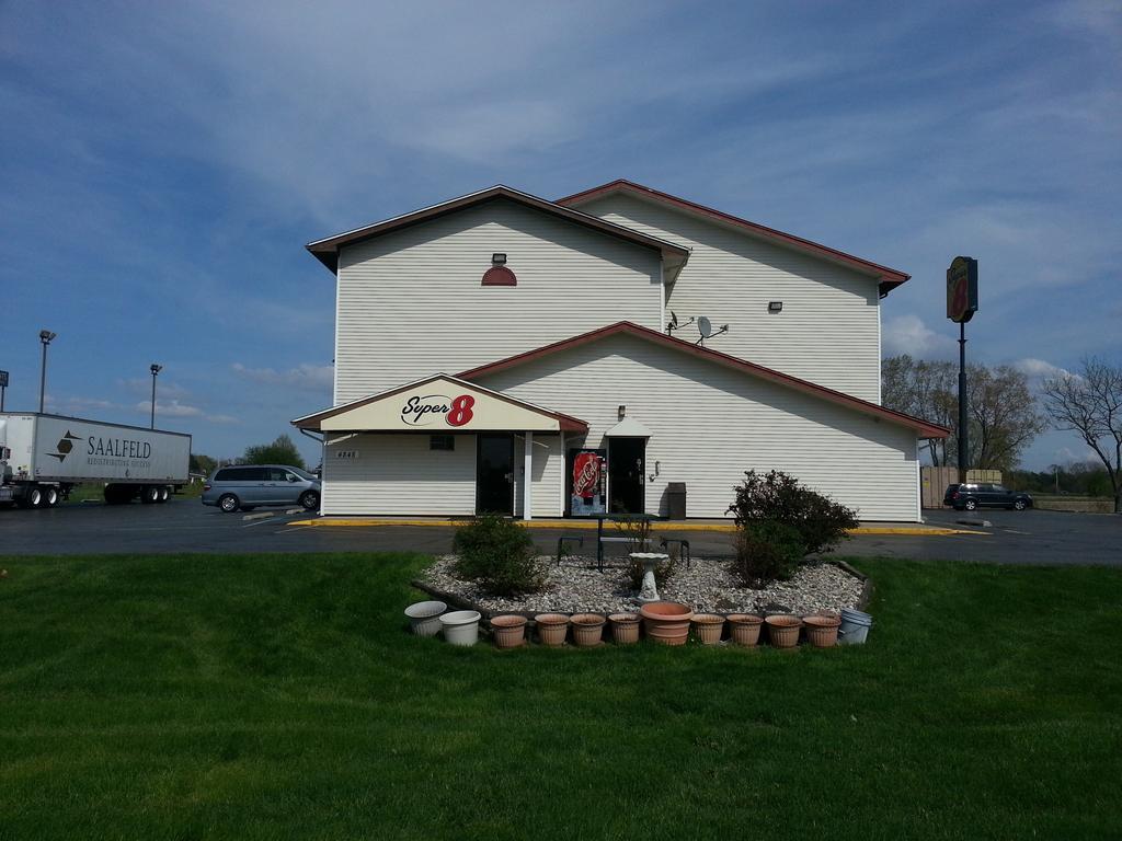 Super 8 By Wyndham Saginaw Motel Exterior foto