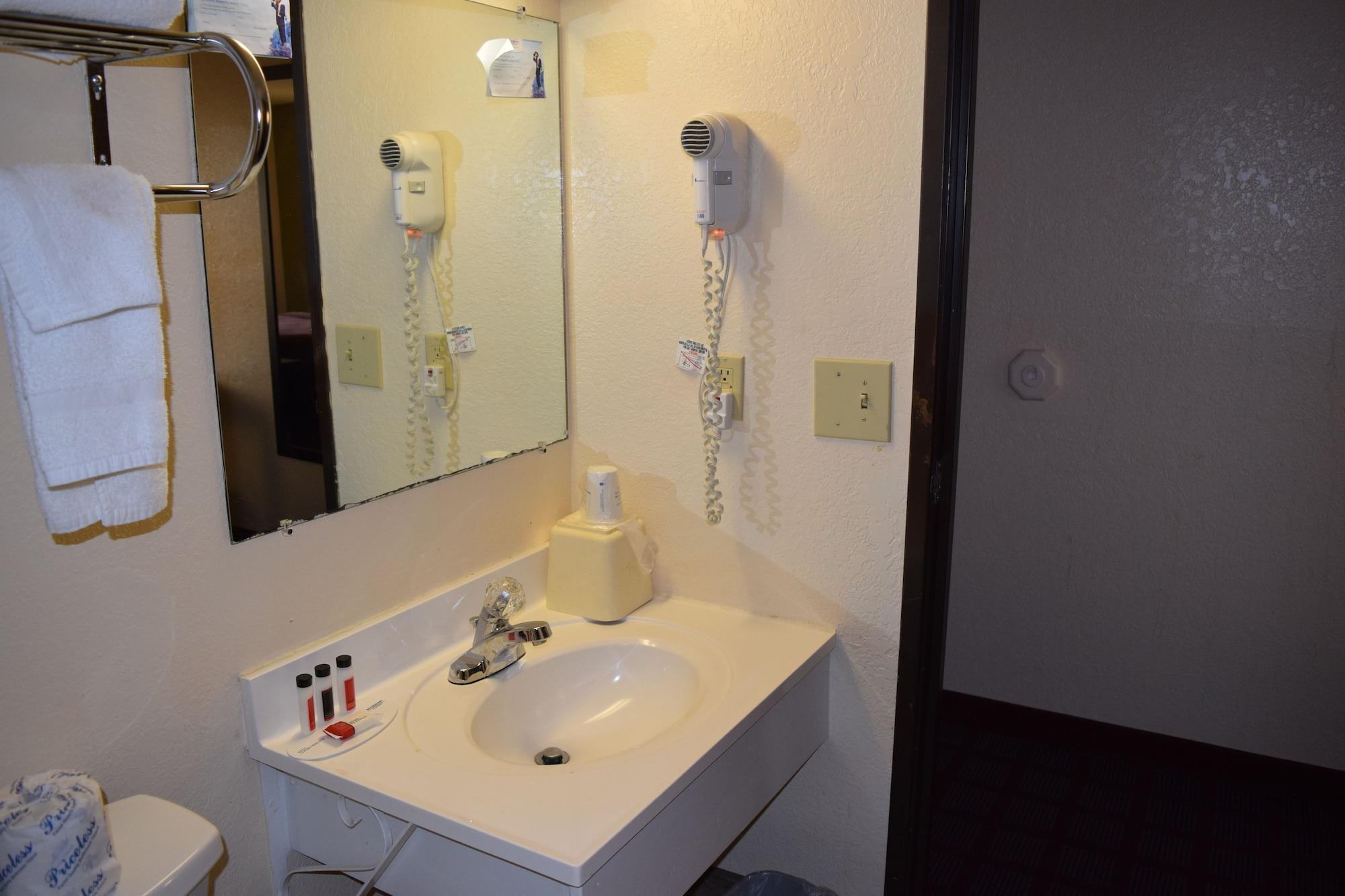 Super 8 By Wyndham Saginaw Motel Exterior foto