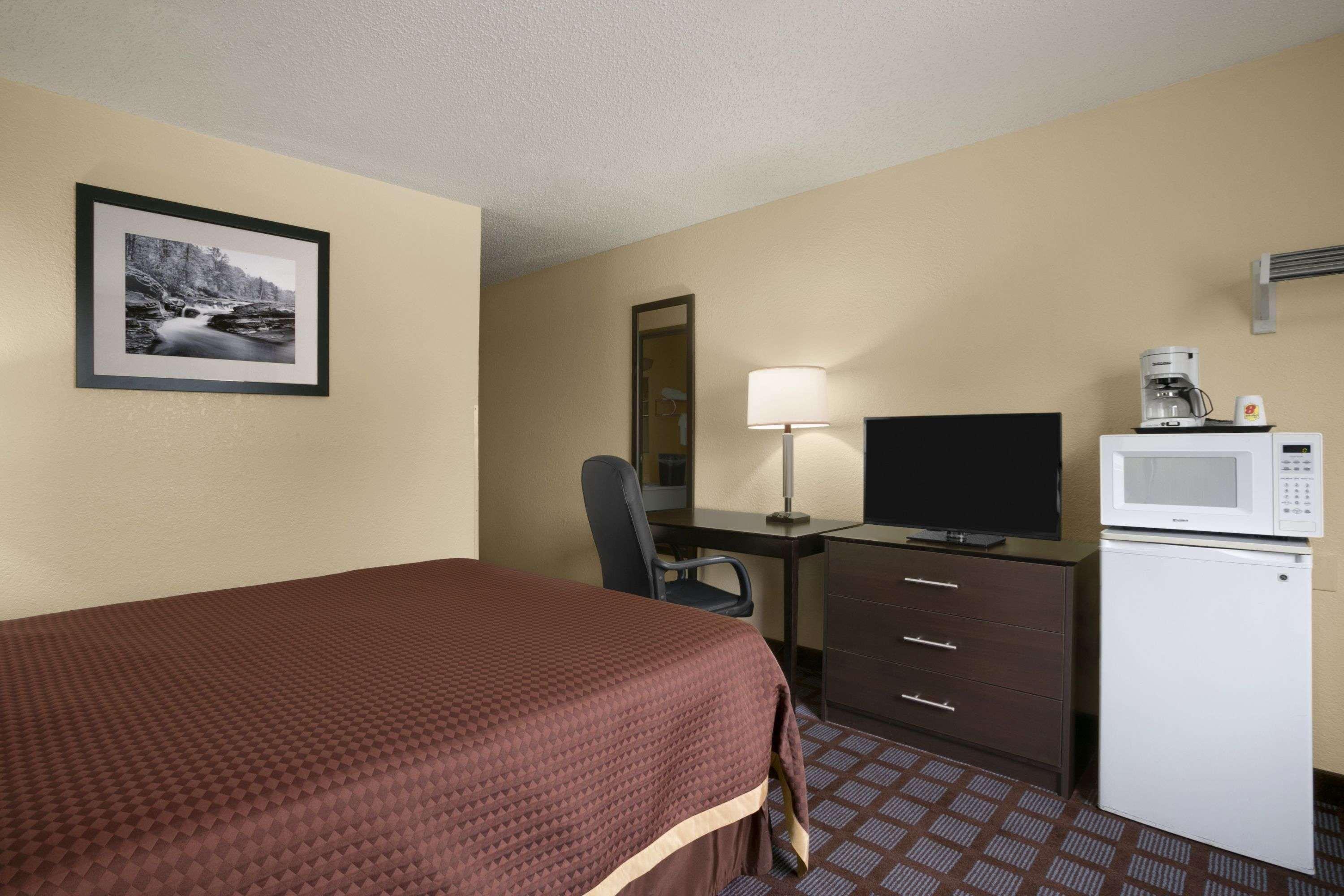 Super 8 By Wyndham Saginaw Motel Exterior foto