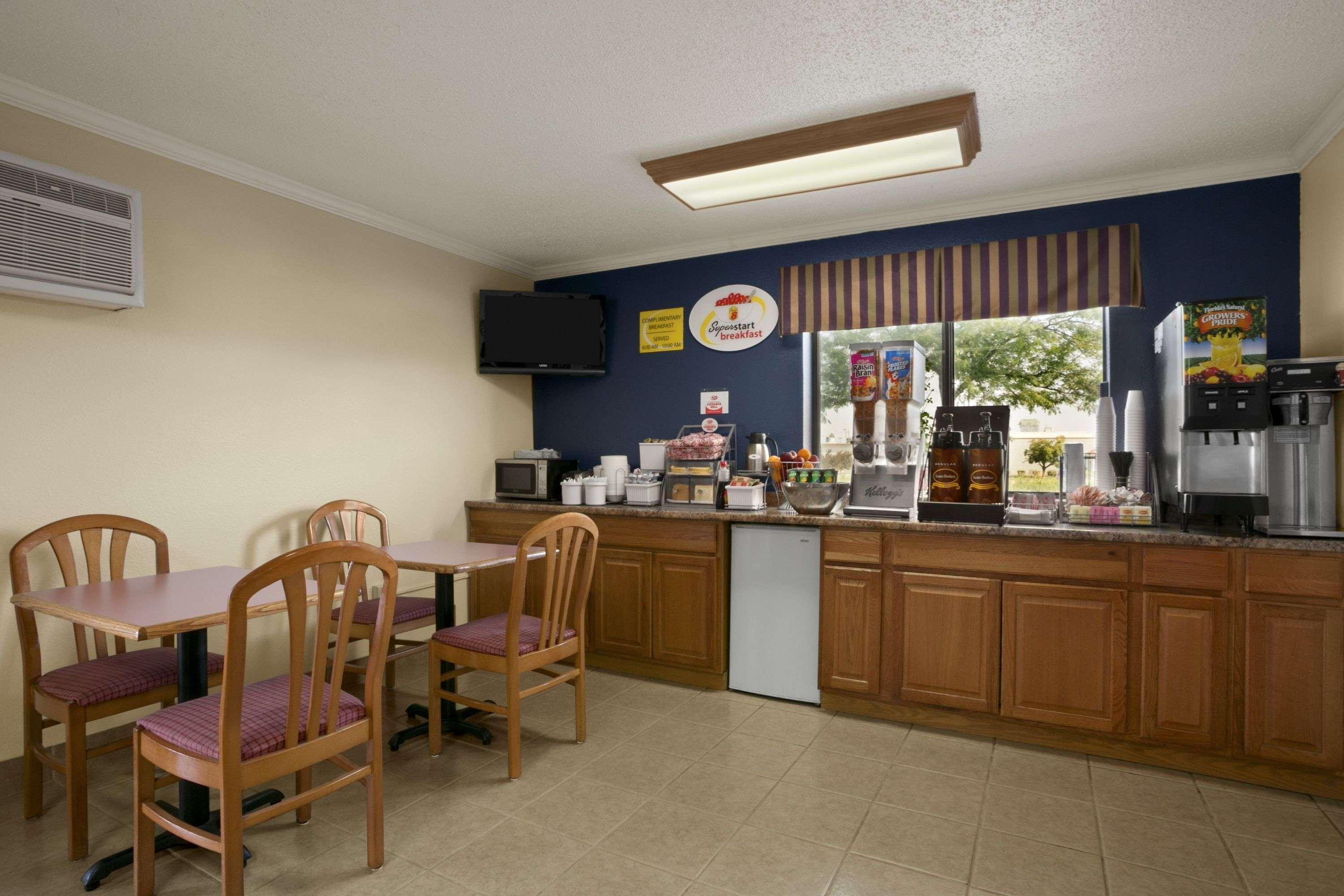 Super 8 By Wyndham Saginaw Motel Exterior foto
