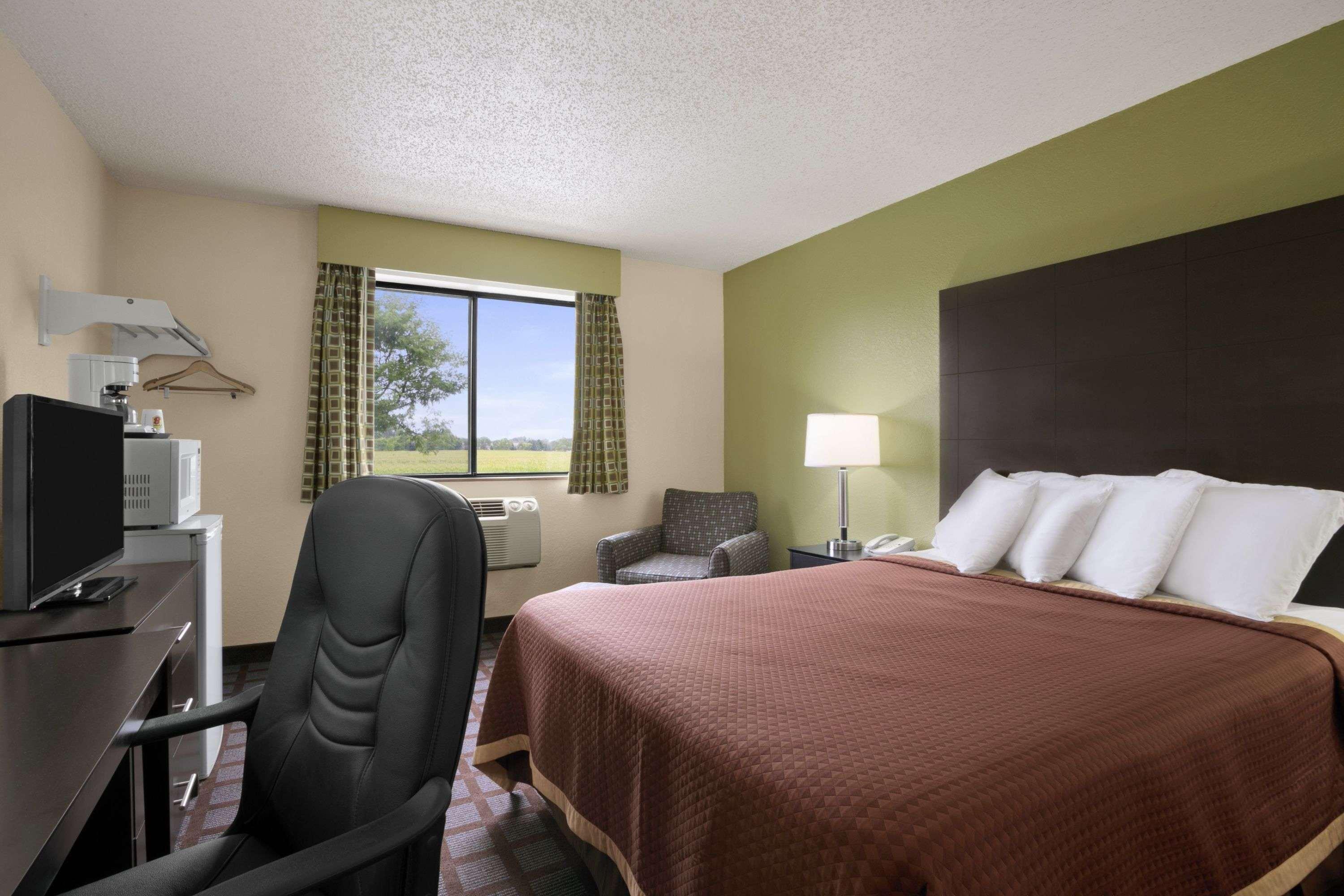 Super 8 By Wyndham Saginaw Motel Exterior foto