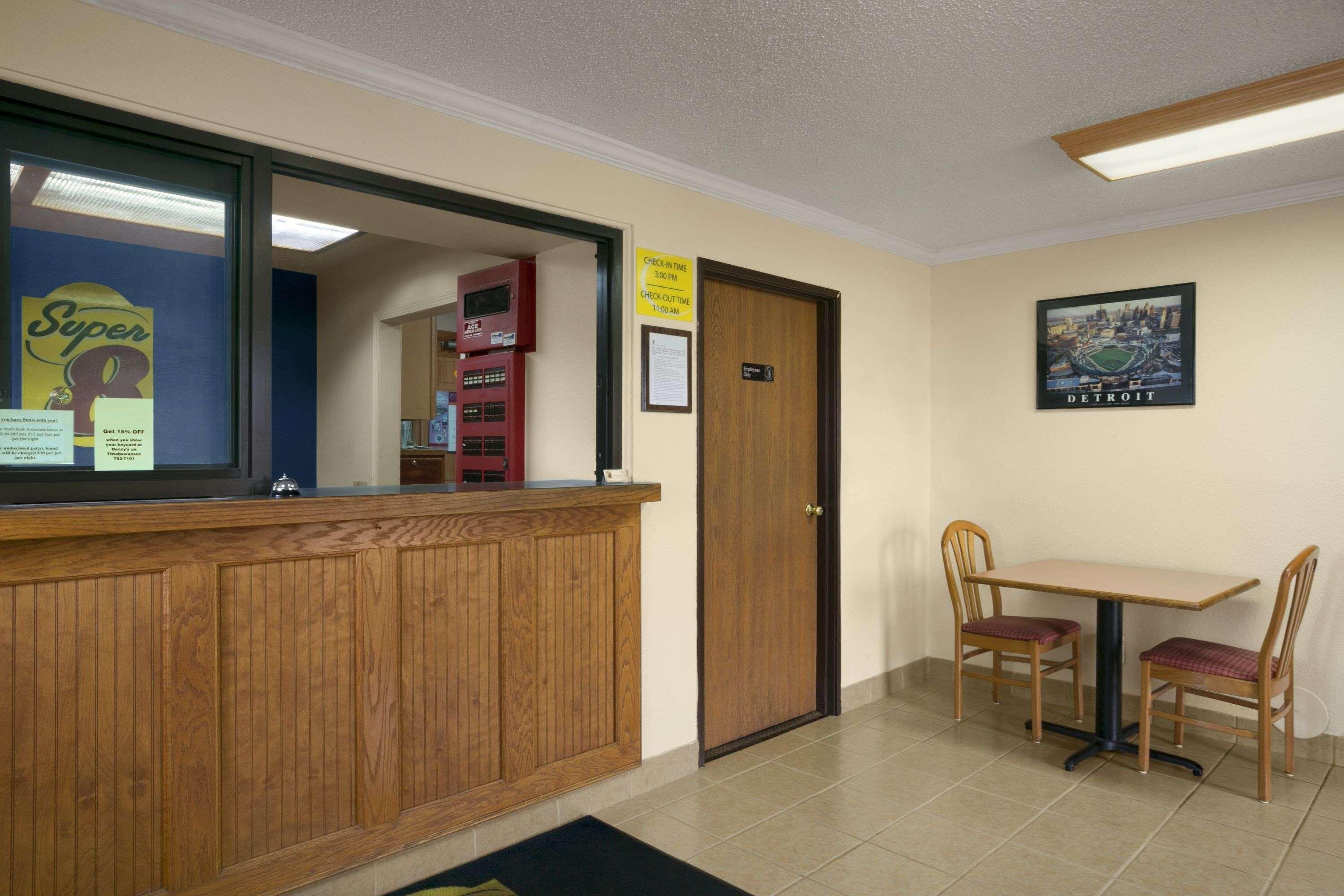 Super 8 By Wyndham Saginaw Motel Exterior foto