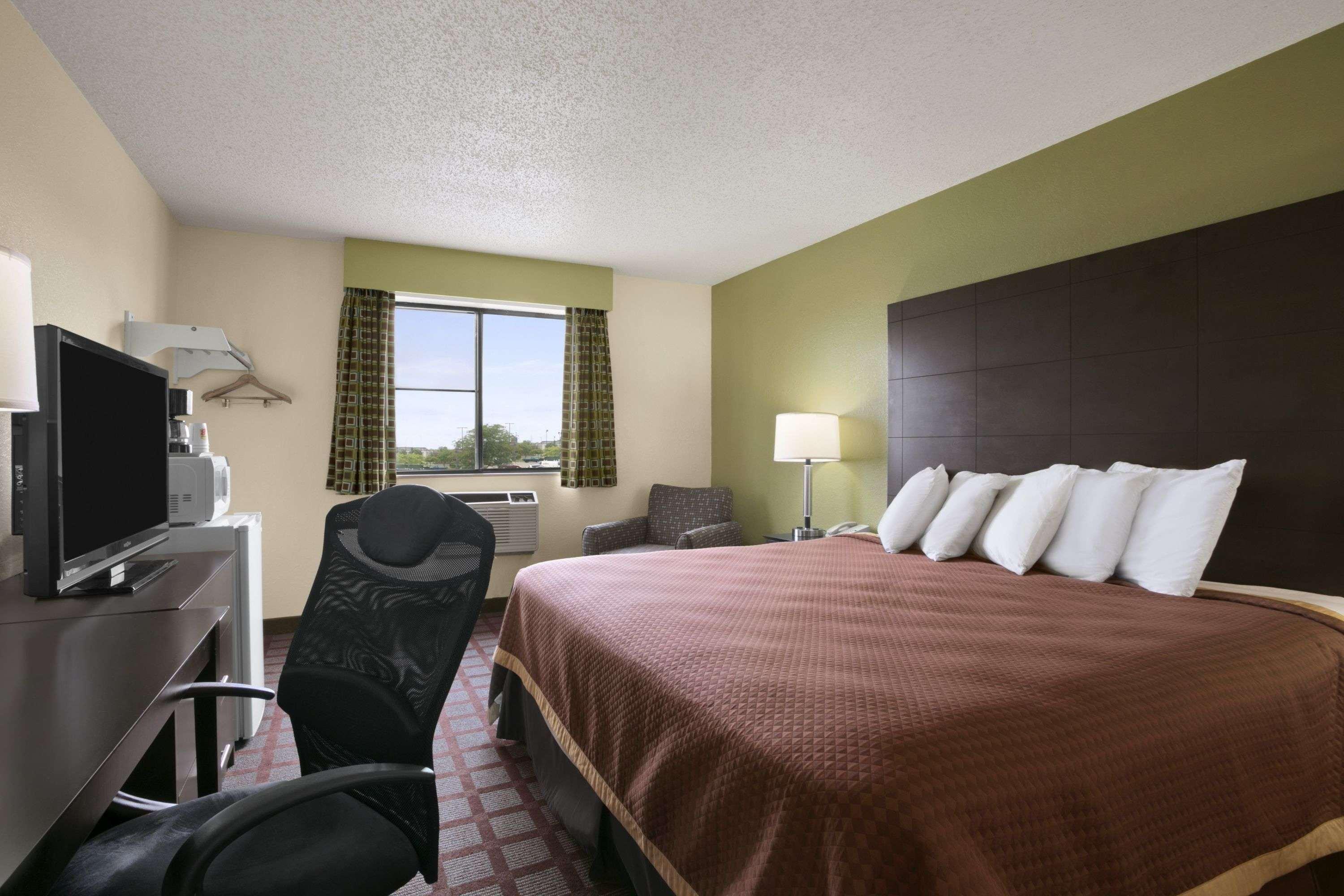 Super 8 By Wyndham Saginaw Motel Exterior foto