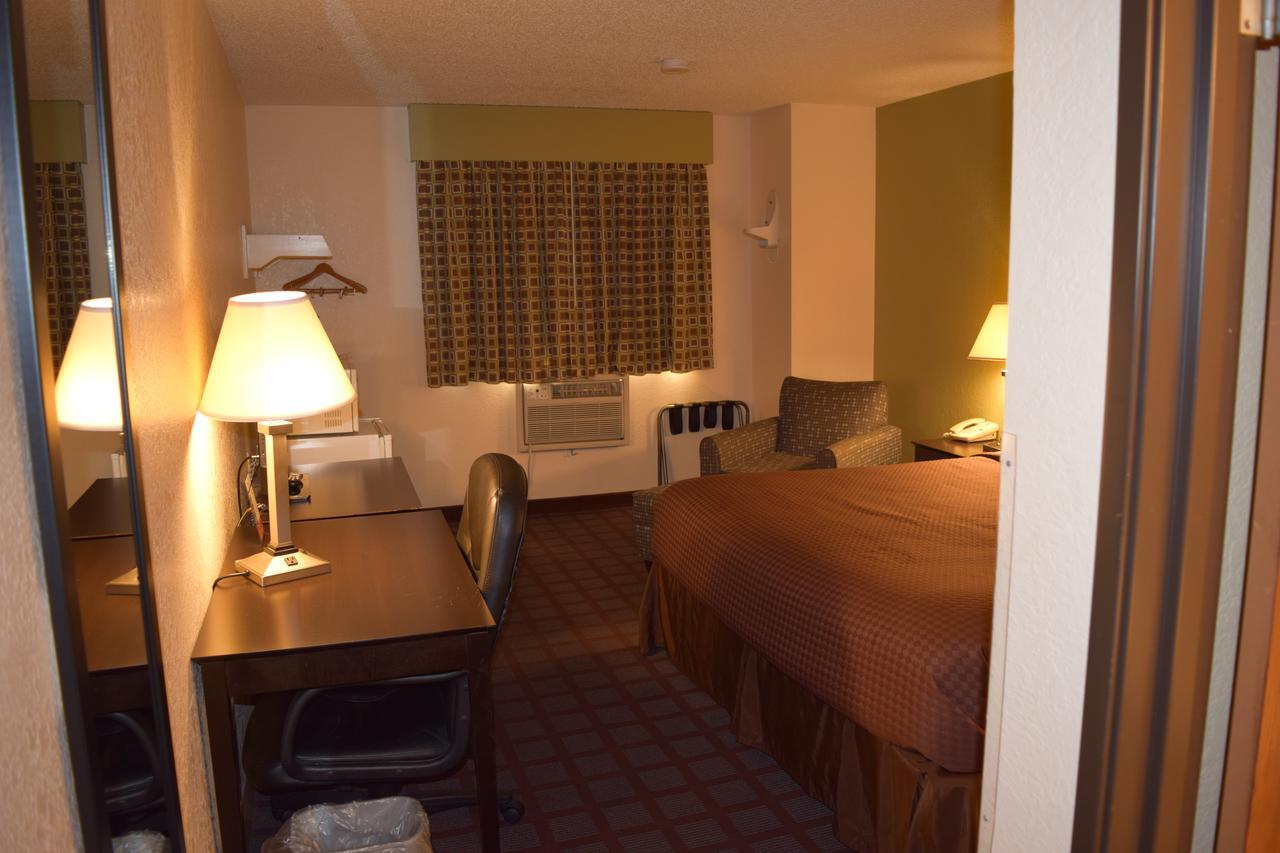 Super 8 By Wyndham Saginaw Motel Exterior foto