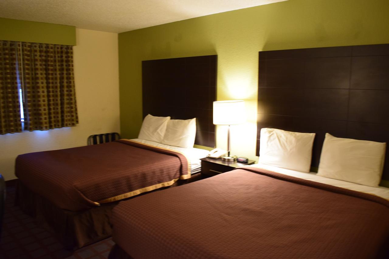Super 8 By Wyndham Saginaw Motel Exterior foto