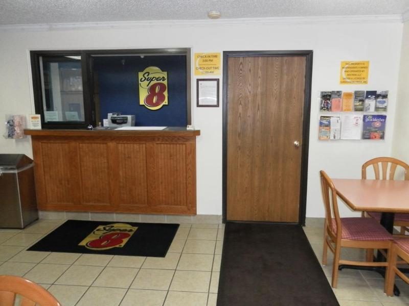 Super 8 By Wyndham Saginaw Motel Exterior foto