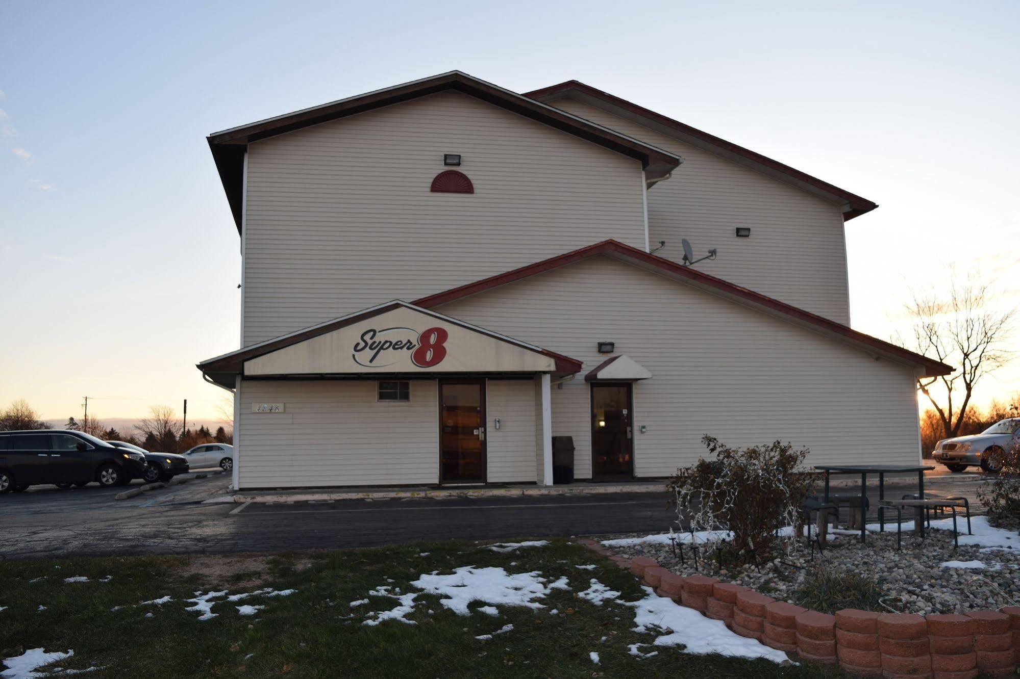 Super 8 By Wyndham Saginaw Motel Exterior foto