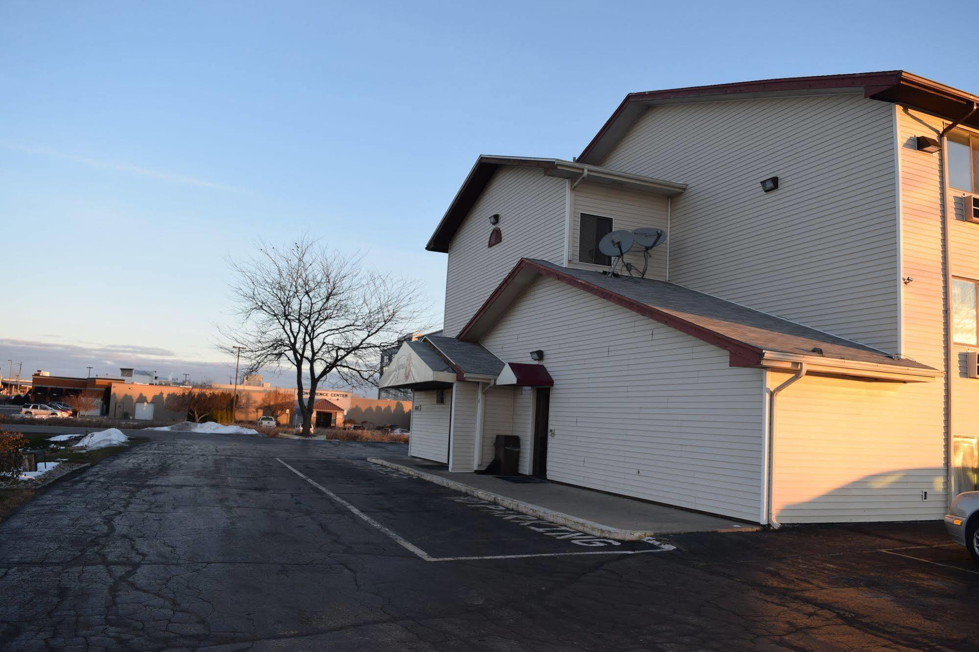 Super 8 By Wyndham Saginaw Motel Exterior foto