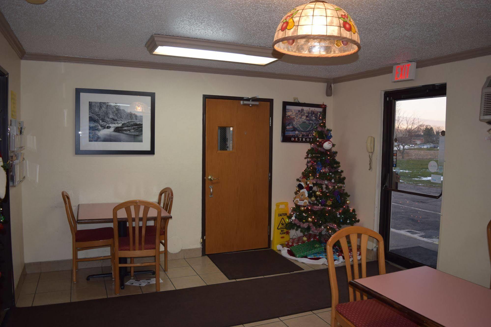 Super 8 By Wyndham Saginaw Motel Exterior foto