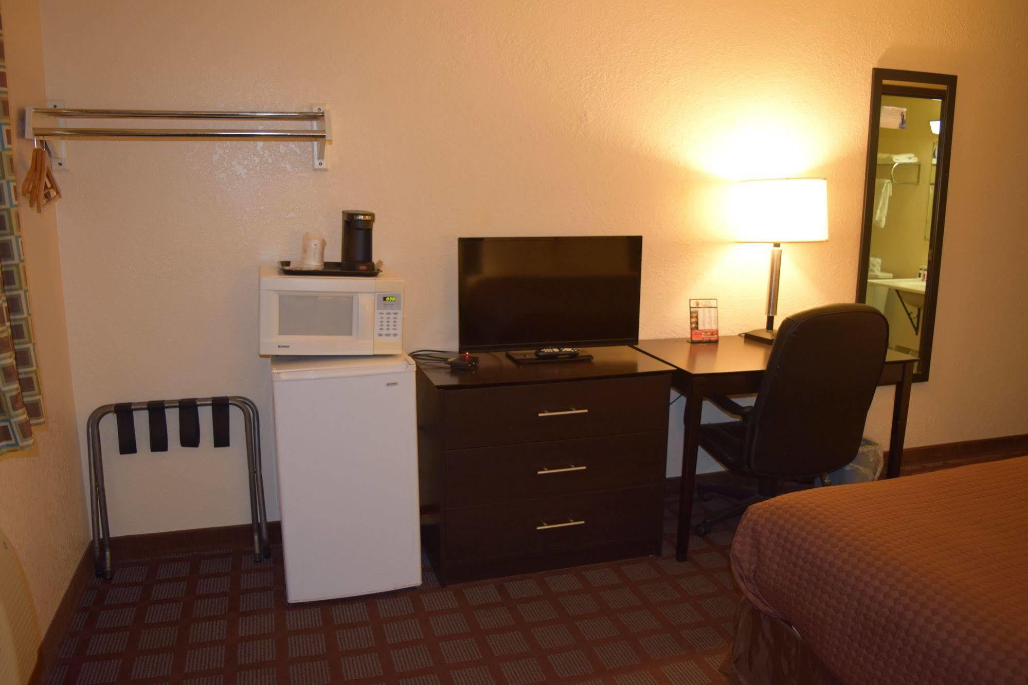 Super 8 By Wyndham Saginaw Motel Exterior foto