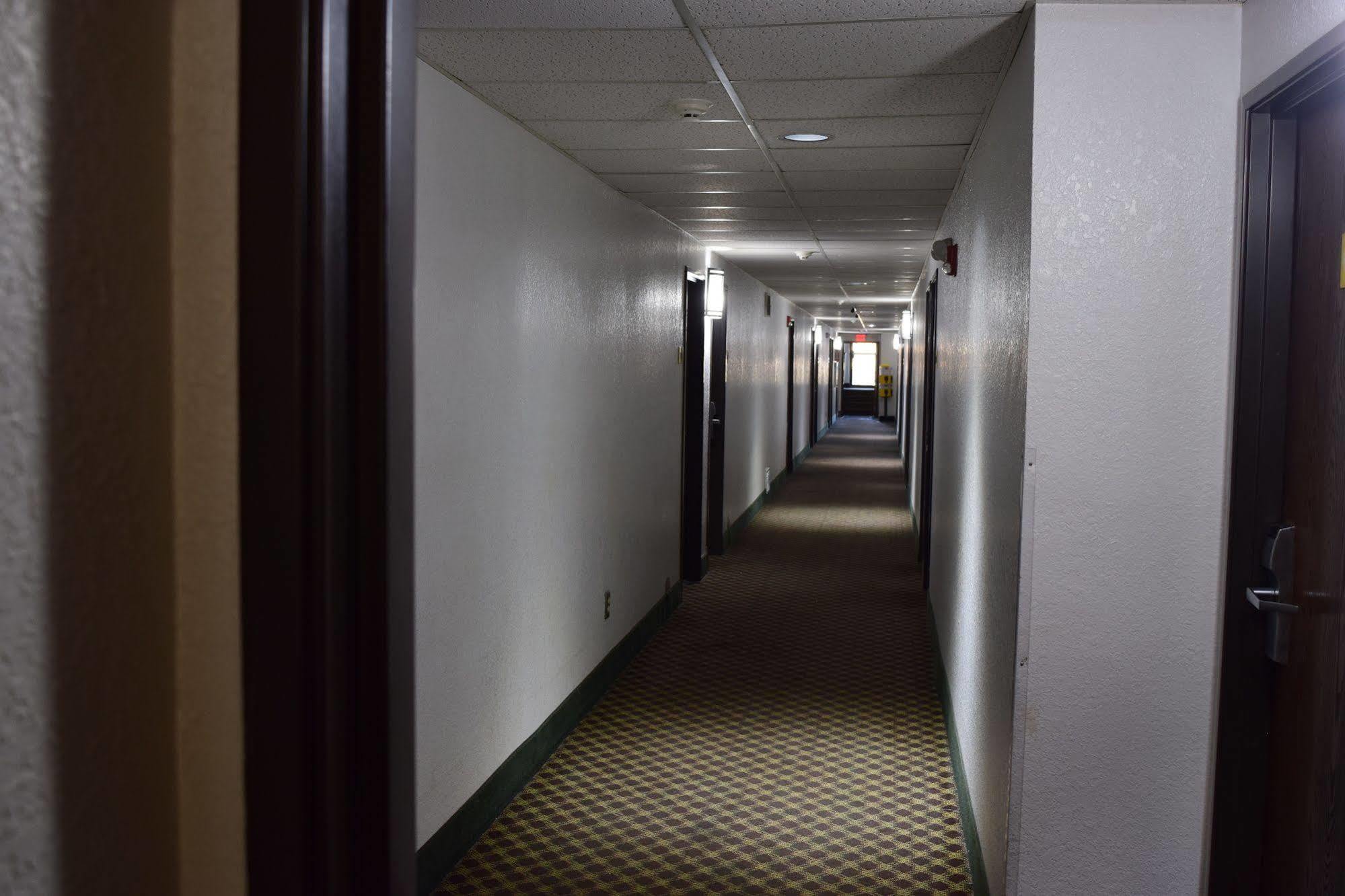 Super 8 By Wyndham Saginaw Motel Exterior foto