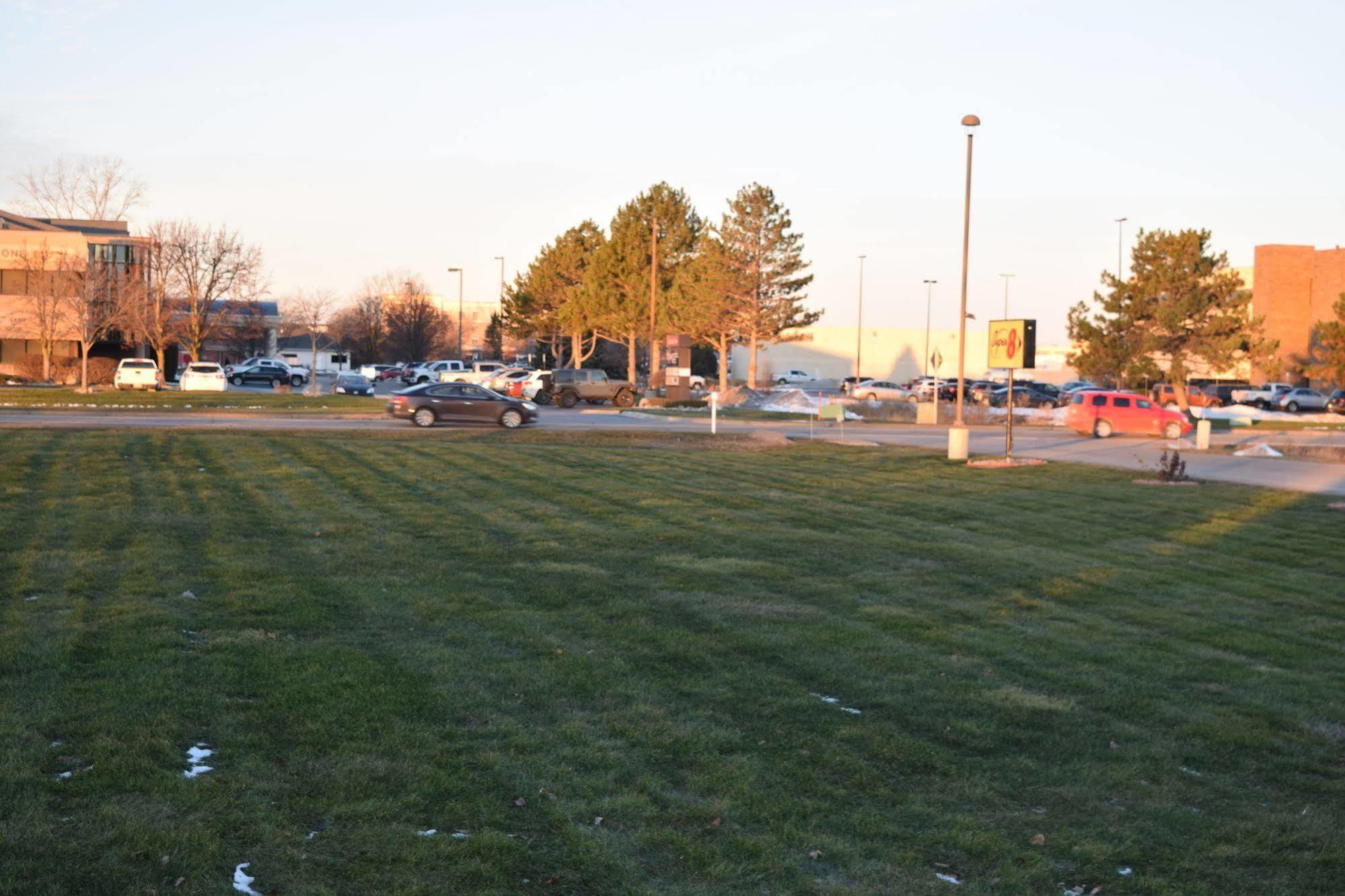 Super 8 By Wyndham Saginaw Motel Exterior foto